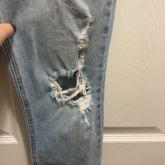 Old Navy Women's Boyfriend Straight Jeans - Picture 5 of 11